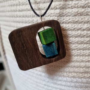 Diófa nyaklánc zöld-kék forgó betéttel, Ékszer, Nyaklánc, Medálos nyaklánc, Ékszerkészítés, Famegmunkálás, MESKA