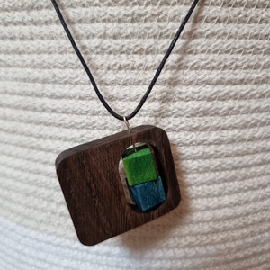 Diófa nyaklánc zöld-kék forgó betéttel - ékszer - nyaklánc - medálos nyaklánc - Meska.hu