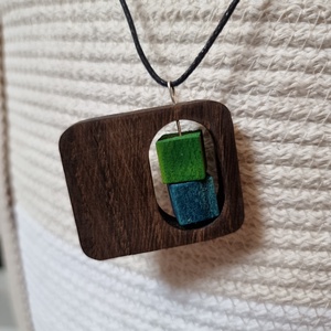 Diófa nyaklánc zöld-kék forgó betéttel - ékszer - nyaklánc - medálos nyaklánc - Meska.hu