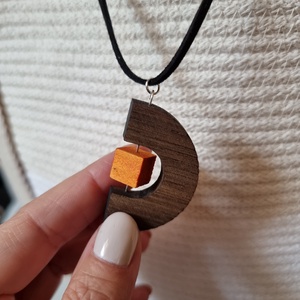 Félkör alakú diófa nyaklánc forgatható dísszel, Ékszer, Nyaklánc, Medálos nyaklánc, Ékszerkészítés, Famegmunkálás, MESKA