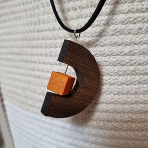 Félkör alakú diófa nyaklánc forgatható dísszel - ékszer - nyaklánc - medálos nyaklánc - Meska.hu