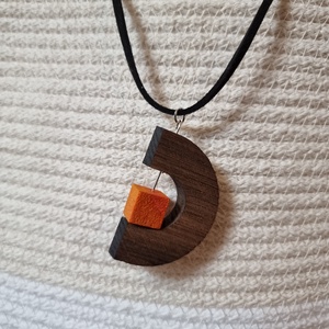 Félkör alakú diófa nyaklánc forgatható dísszel - ékszer - nyaklánc - medálos nyaklánc - Meska.hu