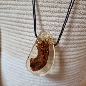 Gyantába öntött egyedi fa ékszer  - ékszer - nyaklánc - medálos nyaklánc - Meska.hu
