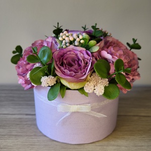 Lila selyemvirágok, Otthon & Életmód, Dekoráció, Asztal és polc dekoráció, Asztaldísz, , A lila harmonikus árnyalataiban készült ez a gondozás mentes selyemvirág asztaldísz.
Mérete: 15 cm ..., MESKA