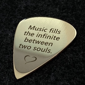 Gitár pengető bronzból egyedi gravírozással - Meska.hu