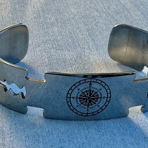 Gravírozott férfi nemesacél karkötő - prémium open cuff - ékszer - karkötő - széles karkötő - Meska.hu