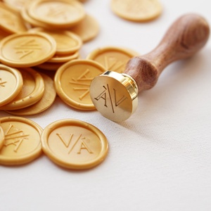 Monogramos pecsétnyomó, Egyedi pecsétnyomó, minimalista pecsétnyomó, Otthon & Életmód, Papír, írószer, Pecsétek, Pecsétnyomó, bélyegző, Gravírozás, pirográfia, MESKA