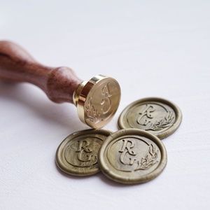 Monogramos pecsétnyomó, Egyedi pecsétnyomó, Leveles pecsétnyomó, egyedi pecsét, Esküvő, Meghívó & Kártya, Meghívó, Gravírozás, pirográfia, MESKA