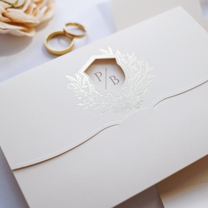 Kinyitható arany leveles esküvői meghívó, kivágott középső résszel, krém és arany meghívó, aranyprégelt mintával - esküvő - meghívó & kártya - meghívó - Meska.hu