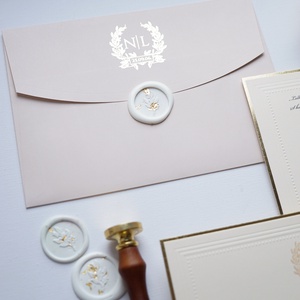 Elegáns aranyozott szélű esküvői meghívó bézs borítékkal és viaszpecséttel, arany meghívó - esküvő - meghívó & kártya - meghívó - Meska.hu