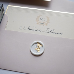 Elegáns aranyozott szélű esküvői meghívó bézs borítékkal és viaszpecséttel, arany meghívó - esküvő - meghívó & kártya - meghívó - Meska.hu