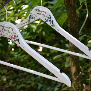 Esküvői vállfa névvel és dátummal  - esküvő - ruha - vállfa - Meska.hu