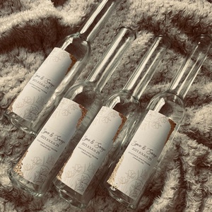 Esküvői köszönőajándék -  pálinkás üveg fehér és arany színű címkével - esküvő - emlék & ajándék - köszönőajándék - Meska.hu