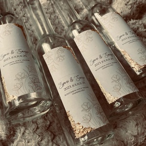 Esküvői köszönőajándék -  pálinkás üveg fehér és arany színű címkével - esküvő - emlék & ajándék - köszönőajándék - Meska.hu