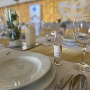 Fehér-arany stílusú pálinkás üveg címkével - köszönőajándék/köszönetajándék, ültetőkártya funkcióval, Esküvő, Emlék & Ajándék, Köszönőajándék, , MESKA