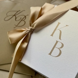 Bézs színű luxus masnis esküvői meghívó arany matricázott monogrammal, Esküvő, Meghívó & Kártya, Meghívó, , MESKA