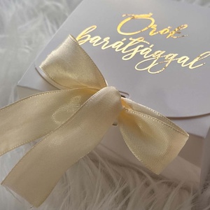 Örök barátság vadgalambpár � Reszkessetek, betörők! ihlette karácsonyi ajándék díszdobozban - karácsony - karácsonyi lakásdekoráció - karácsonyfadíszek - Meska.hu