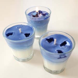 Butterfly pea jeges latte gyertya, erdei gyümölcs illattal - otthon & életmód - gyertya, illat, aroma - gyertya - Meska.hu