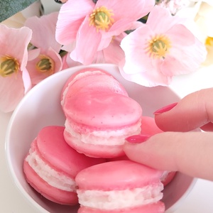 Macaron illatviasz, málnás panna cotta illattal - otthon & életmód - gyertya, illat, aroma - illatviasz - Meska.hu