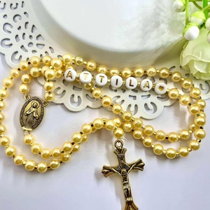 Aranyszínű gyöngyös rózsafüzér névvel- kézmüves, személyre szabható ajándék keresztelőre vagy bérmálásra - otthon & életmód - vallás - lánc & füzér - Meska.hu