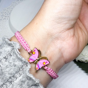 Kézzel Készített Rózsaszín Makramé Karkötő Színes Pillangó Medállal  Állítható Méret - ékszer - karkötő - karkötő medállal - Meska.hu