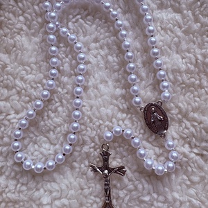  Egyedi gyöngyös rózsafüszér fehér    személyre szabható névvel , Ékszer, Nyaklánc, Monogram & Névnyaklánc, Ékszerkészítés, Gyöngyfűzés, gyöngyhímzés, MESKA