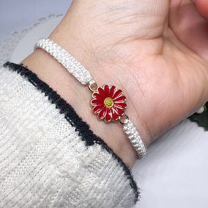 Fonott Makramé Karkötő Virág Medállal  - ékszer - karkötő - karkötő medállal - Meska.hu