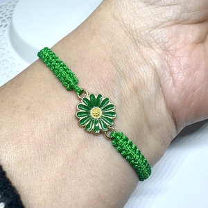 Fonott Makramé Karkötő Virág Medállal  - ékszer - karkötő - karkötő medállal - Meska.hu