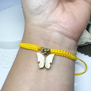 Fonott makramé karkötő pillangós sárga    - ékszer - karkötő - karkötő medállal - Meska.hu