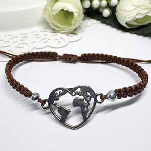 Fonott makramé  szíves karkötő barna  - ékszer - karkötő - karkötő medállal - Meska.hu