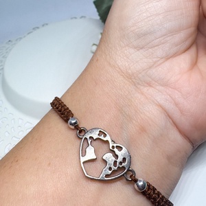 Fonott makramé  szíves karkötő barna  - ékszer - karkötő - karkötő medállal - Meska.hu