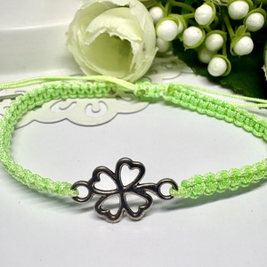 Fonott makramé karkötő zöld  lóherével  - Meska.hu