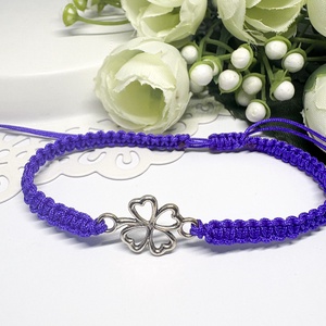 Fonott makramé karkötő lila lóherével  - Meska.hu