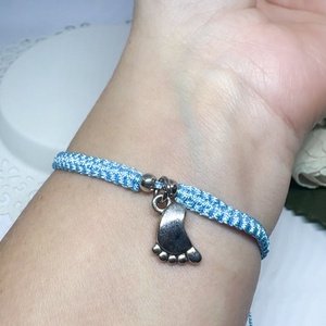 Fonott makramé karkötő talp medállal kék  - ékszer - karkötő - fonott karkötő - Meska.hu