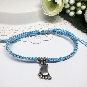 Fonott makramé karkötő talp medállal kék  - ékszer - karkötő - fonott karkötő - Meska.hu