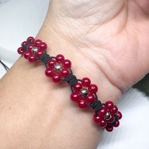 Fonott makramé gyöngy virág mintás  - ékszer - karkötő - fonott karkötő - Meska.hu