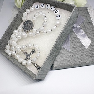    Fehér rózsafüzér díszdobozban keresztelő ajándék - Meska.hu