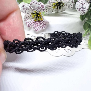 Fekete mikromakramé karkötő-Kézzel csomozott elegancia fém csattal - ékszer - karkötő - fonott karkötő - Meska.hu