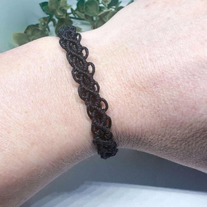 Fekete mikromakramé karkötő-Kézzel csomozott elegancia fém csattal - ékszer - karkötő - fonott karkötő - Meska.hu