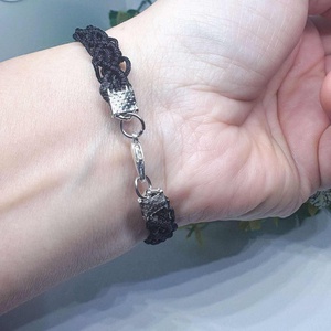 Fekete mikromakramé karkötő-Kézzel csomozott elegancia fém csattal - ékszer - karkötő - fonott karkötő - Meska.hu