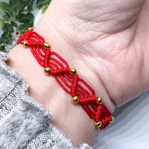 Piros mikromakramé karkötő-Kézzel csomozott elegancia fém csattal - ékszer - karkötő - fonott karkötő - Meska.hu