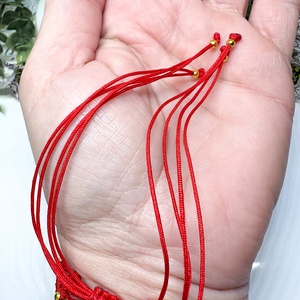 Piros mikromakramé karkötő-Kézzel csomozott elegancia fém csattal - ékszer - karkötő - fonott karkötő - Meska.hu