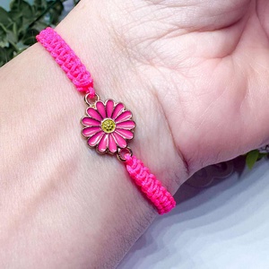 Makramé csomozott neonrózsaszín karkötő pink virágos medállal - ékszer - karkötő - fonott karkötő - Meska.hu