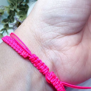 Makramé csomozott neonrózsaszín karkötő pink virágos medállal - ékszer - karkötő - fonott karkötő - Meska.hu