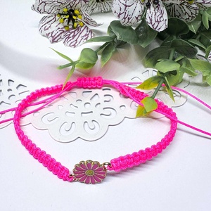 Makramé csomozott neonrózsaszín karkötő pink virágos medállal - Meska.hu