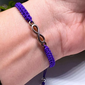 Ékszerek-Karkötők Lila makramé karkötő ezüstszinű végtelen jellel-állitható méret - ékszer - karkötő - fonott karkötő - Meska.hu