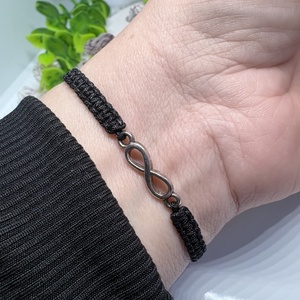 Ékszerek-Karkötők Fekete makramé karkötő ezüstszinű végtelen jellel-állitható méret - ékszer - karkötő - fonott karkötő - Meska.hu