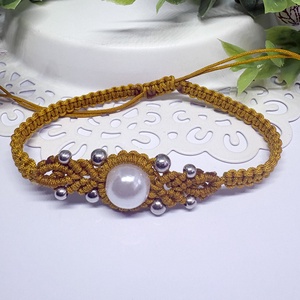 Aranyfényű Makramé Karkötő - Ékszergyönggyel és Fém Díszítéssel, Ékszer, Karkötő, Fonott karkötő, Csomózás, Gyöngyfűzés, gyöngyhímzés, MESKA