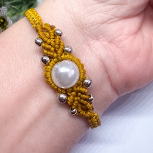 Aranyfényű Makramé Karkötő - Ékszergyönggyel és Fém Díszítéssel - ékszer - karkötő - fonott karkötő - Meska.hu