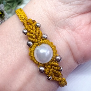 Aranyfényű Makramé Karkötő - Ékszergyönggyel és Fém Díszítéssel - ékszer - karkötő - fonott karkötő - Meska.hu
